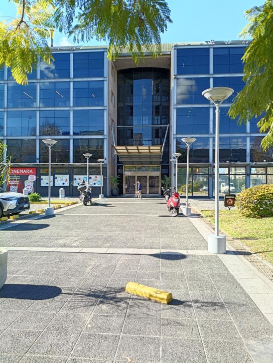 IMPECABLE OFCINA COMERCIAL CON COCHERAS en Alicia M. De Justo  VISTA AL DIQUE. - Imagen# 4