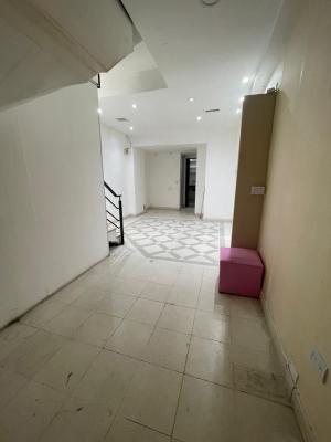 Local Comercial de Frente en La Calle Esmeralda Al 200 - Imagen# 14